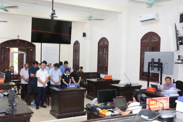 Tuyên án nhóm cựu cán bộ sai phạm đất đai ở Quảng Trị: 12 bị cáo lĩnh tổng cộng 30 năm tù