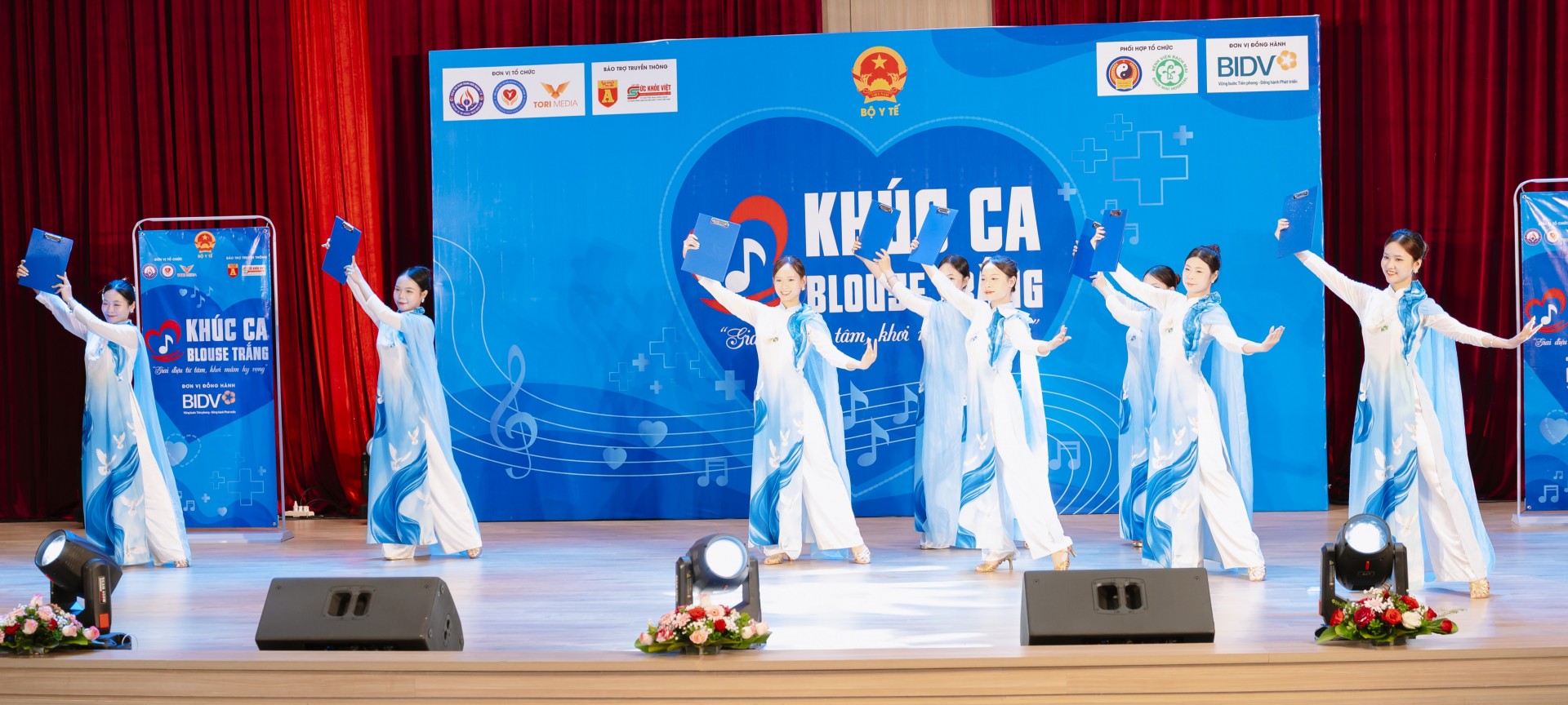 Khúc Ca Blouse Trắng 2026 Khúc Ca Blouse Trắng 2026