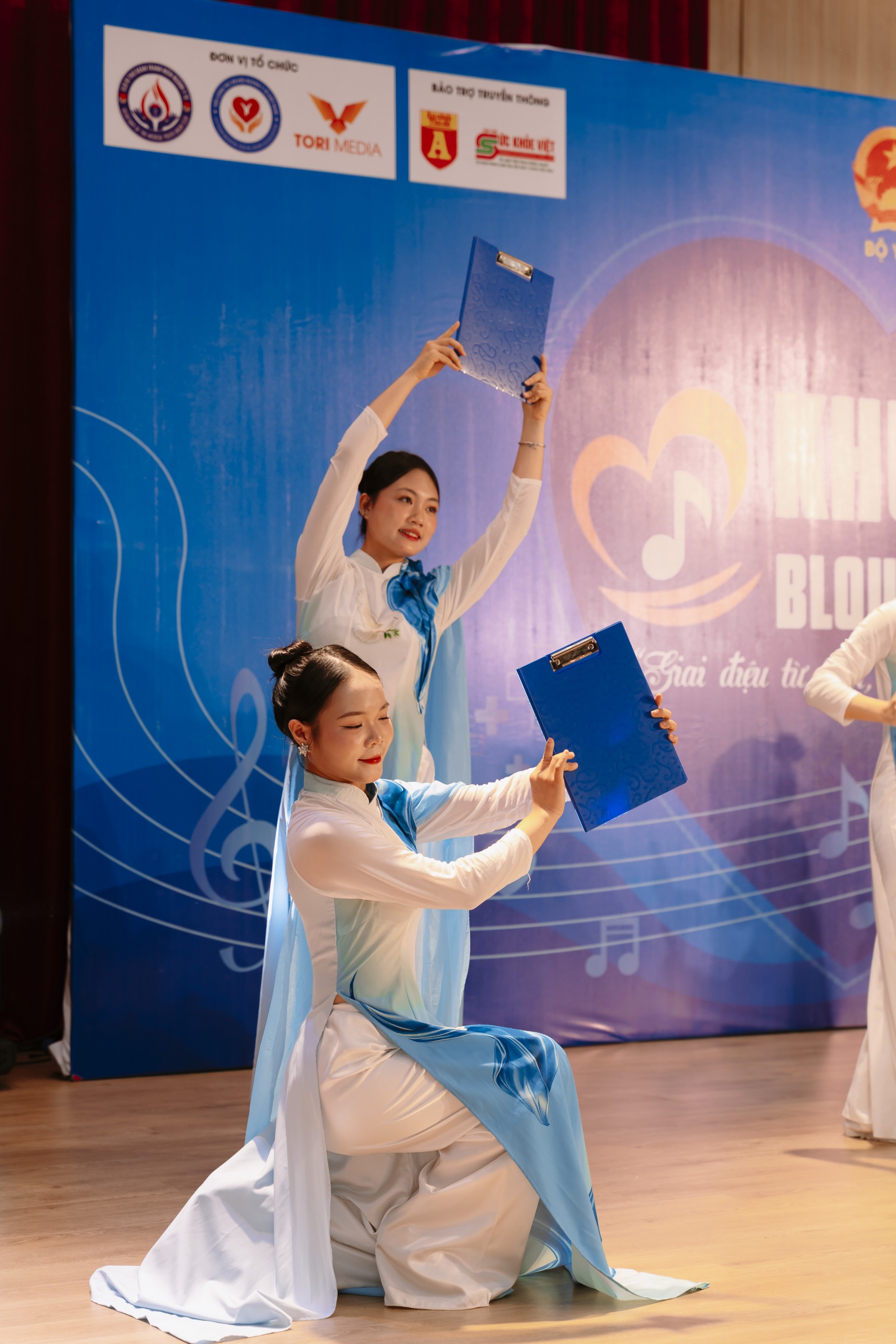 Khúc Ca Blouse Trắng 2026 Khúc Ca Blouse Trắng 2026