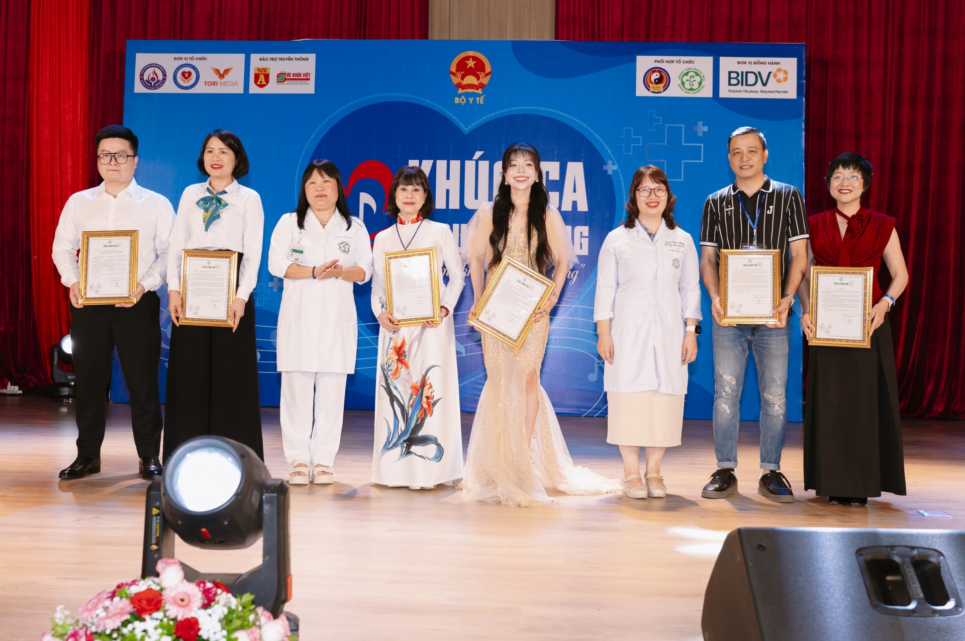 Khúc Ca Blouse Trắng 2026 Khúc Ca Blouse Trắng 2026
