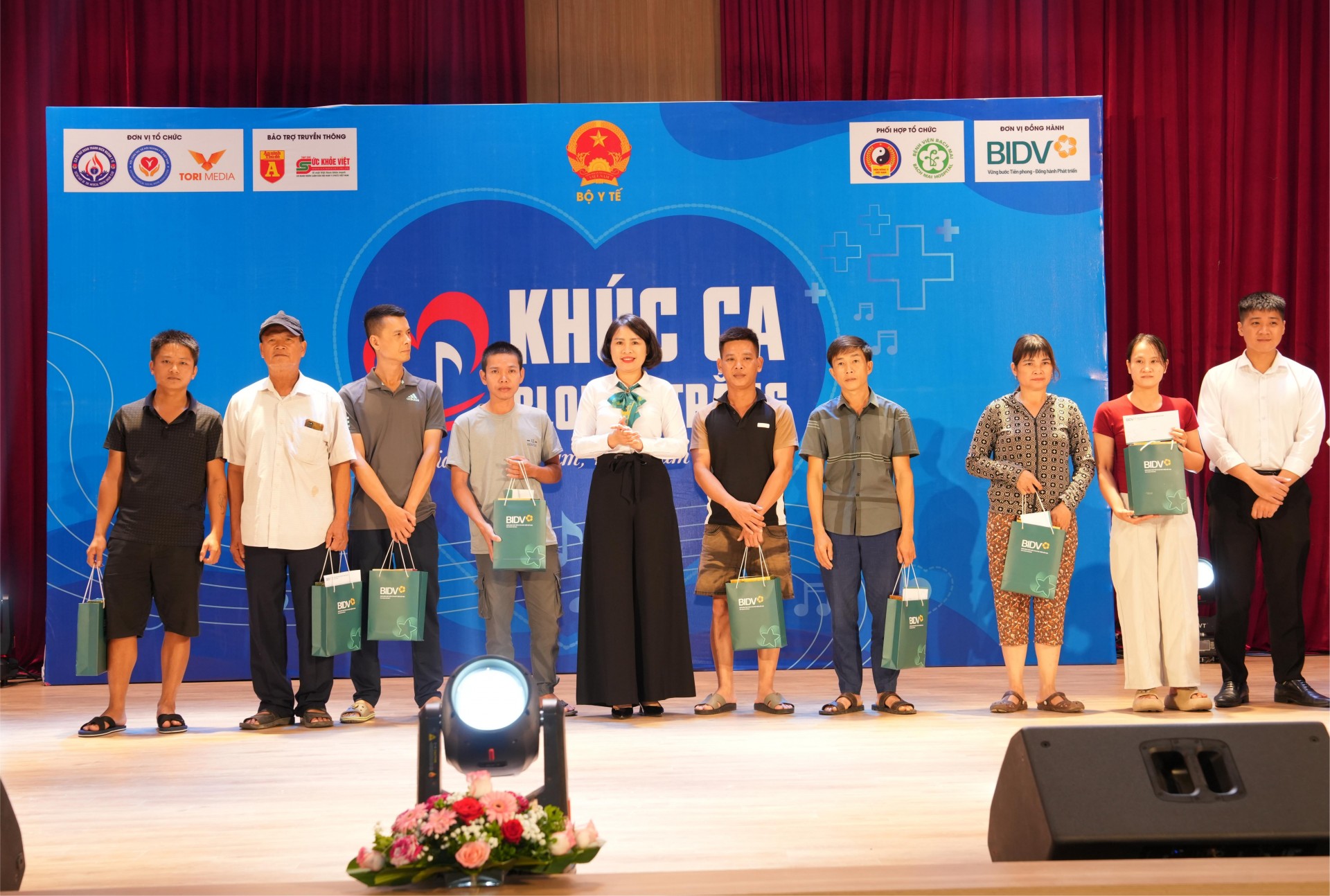 Khúc Ca Blouse Trắng 2026 Khúc Ca Blouse Trắng 2026