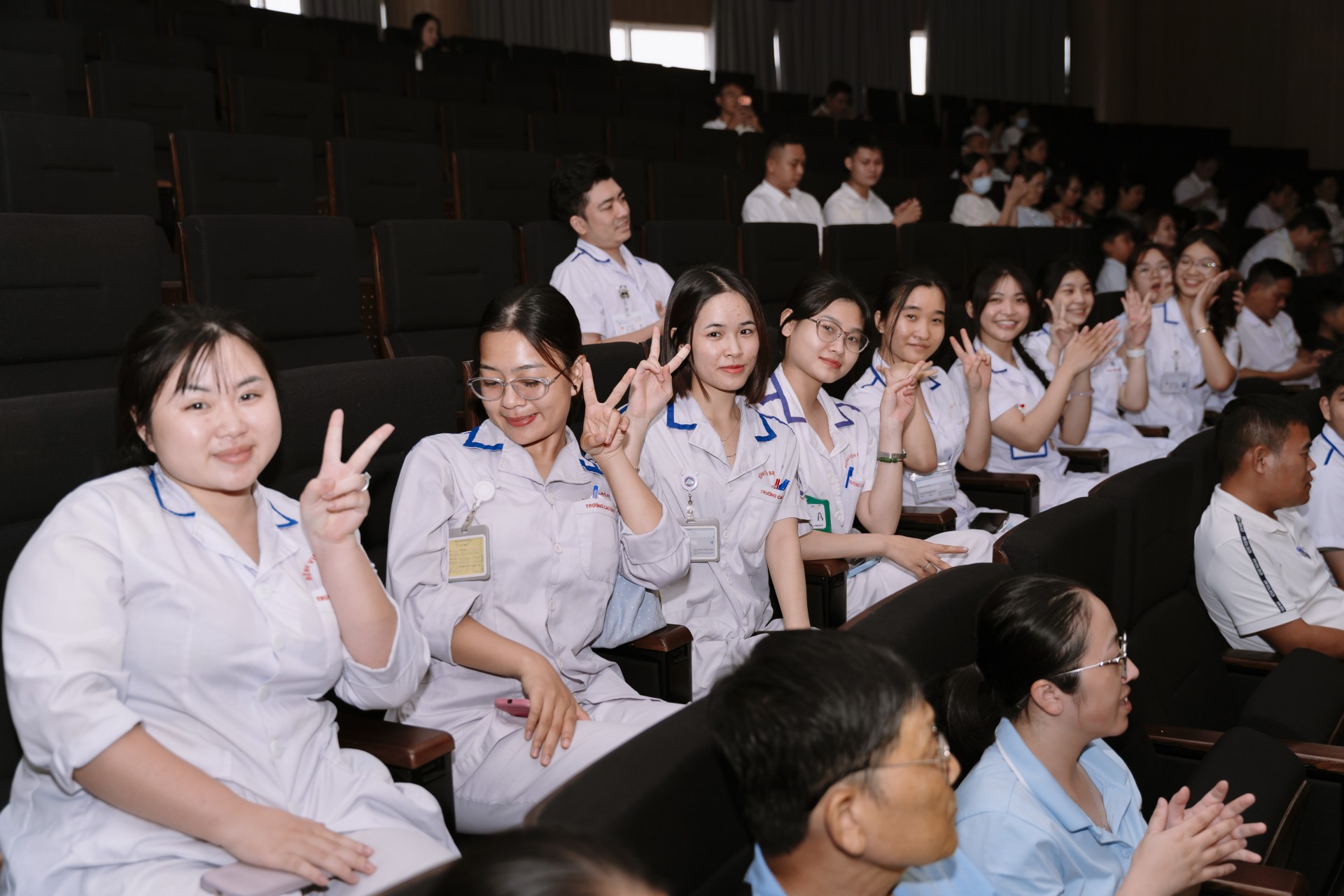 Khúc Ca Blouse Trắng 2026 Khúc Ca Blouse Trắng 2026