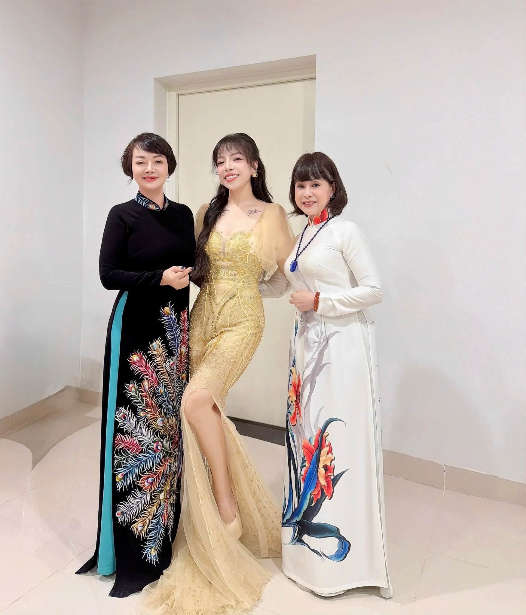 Khúc Ca Blouse Trắng 2026 Khúc Ca Blouse Trắng 2026