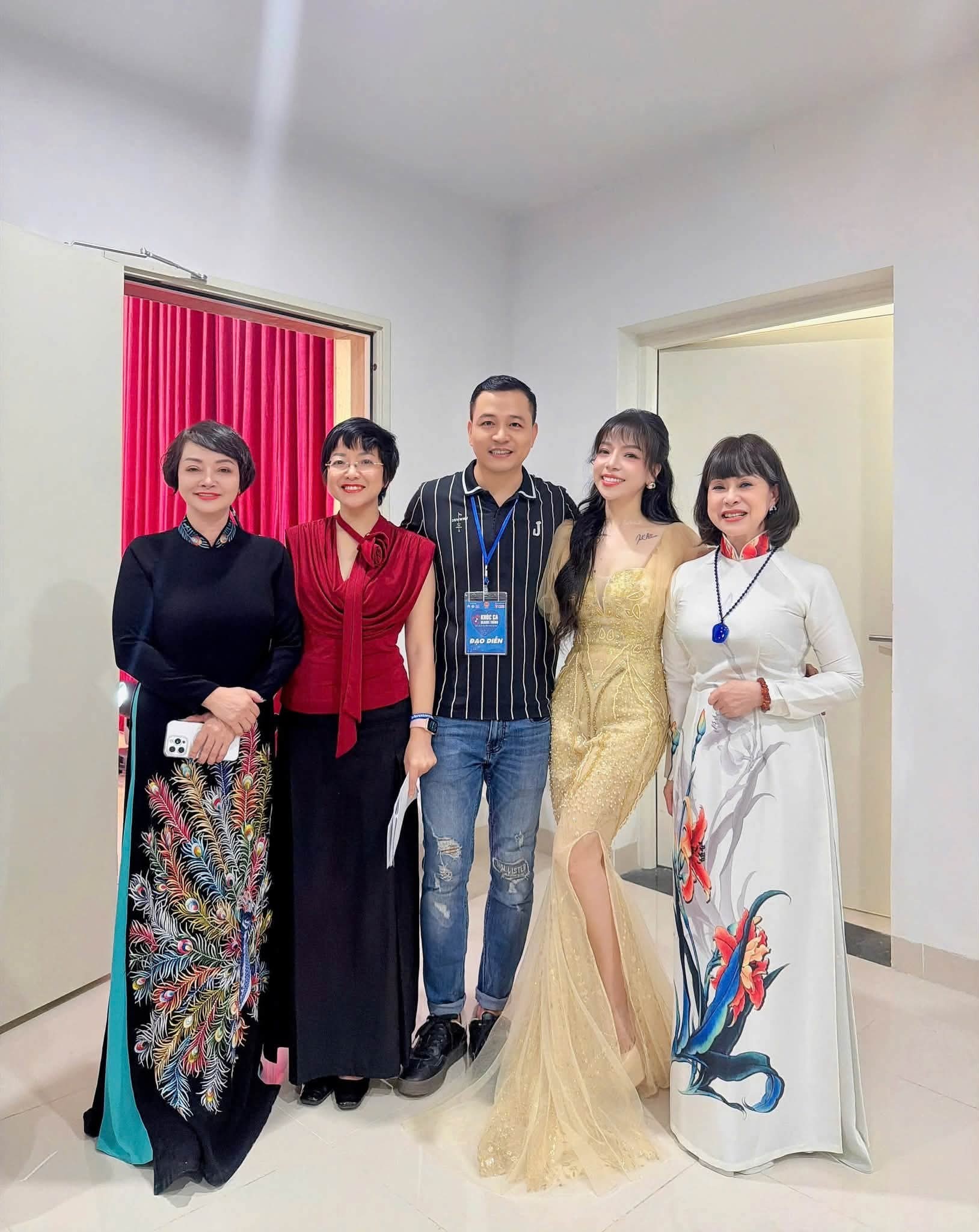 Khúc Ca Blouse Trắng 2026 Khúc Ca Blouse Trắng 2026