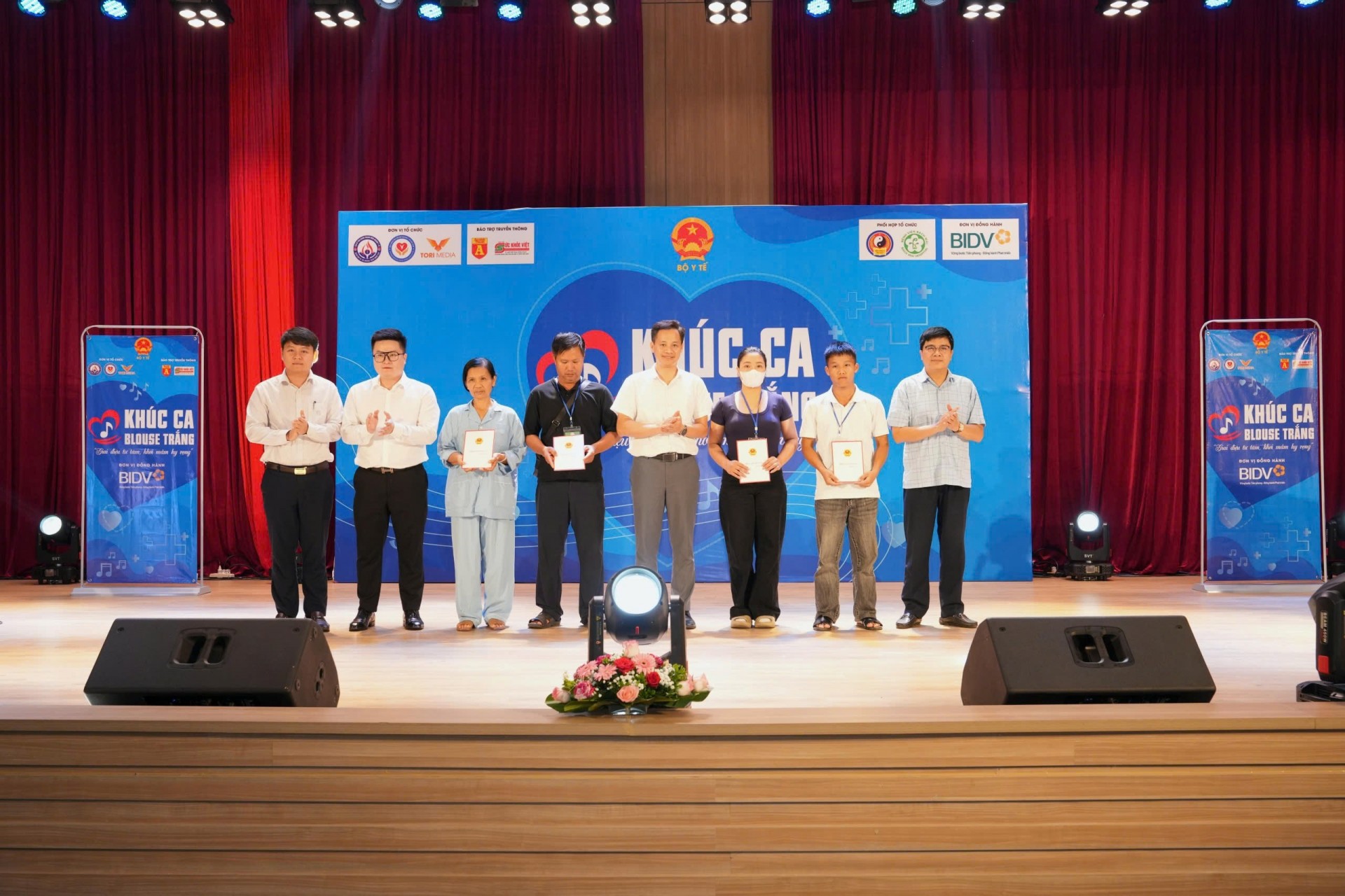 Khúc Ca Blouse Trắng 2026 Khúc Ca Blouse Trắng 2026
