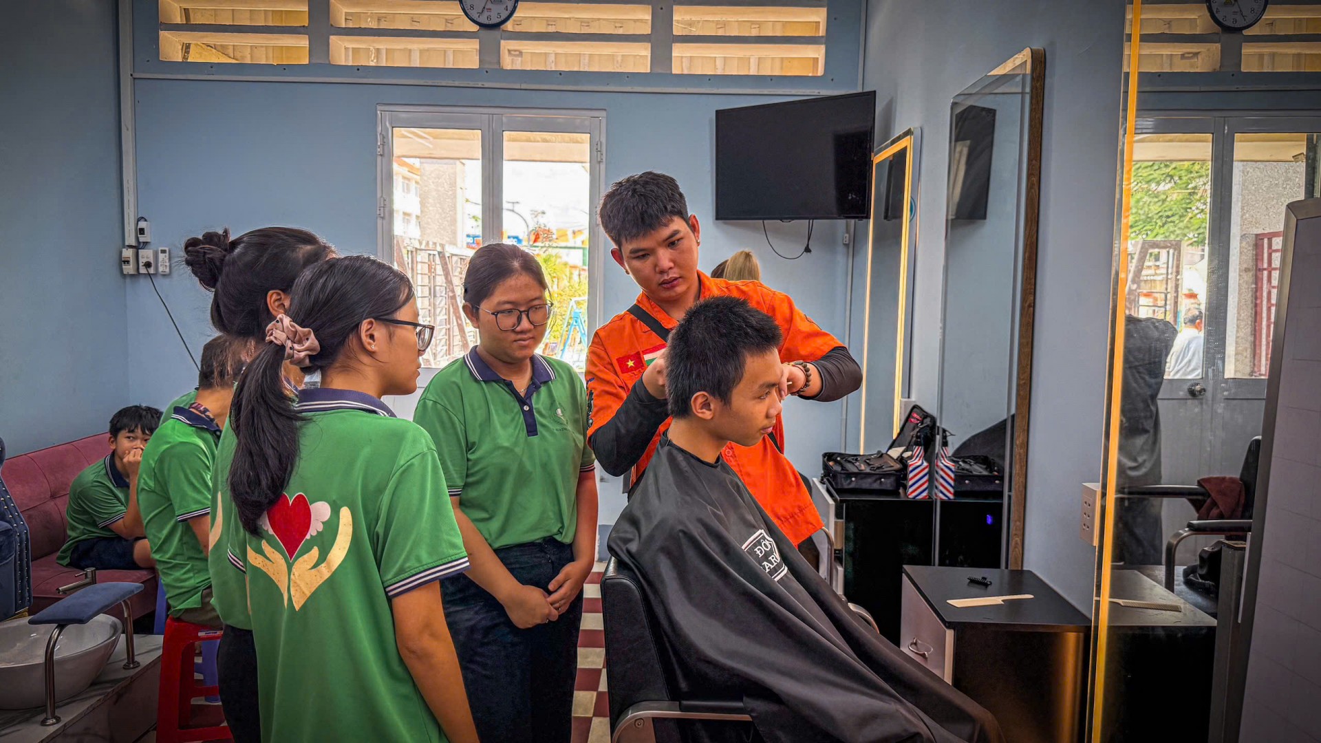 Không chỉ cắt tóc, Đông Tây Barbershop dành nguồn lực cho môi trường và cộng đồng Không chỉ cắt tóc, Đông Tây Barbershop dành nguồn lực cho môi trường và cộng đồng