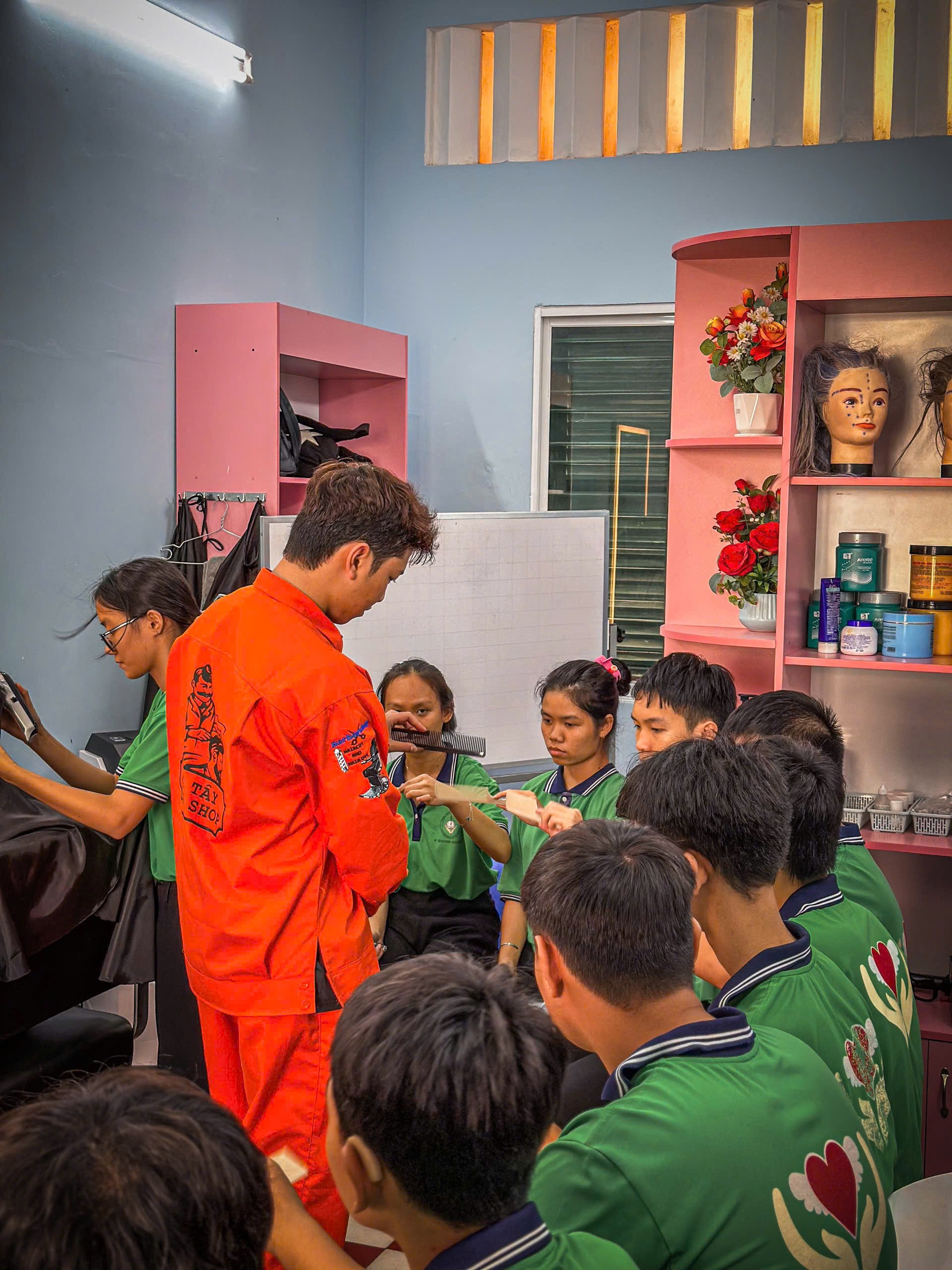 Không chỉ cắt tóc, Đông Tây Barbershop dành nguồn lực cho môi trường và cộng đồng Không chỉ cắt tóc, Đông Tây Barbershop dành nguồn lực cho môi trường và cộng đồng