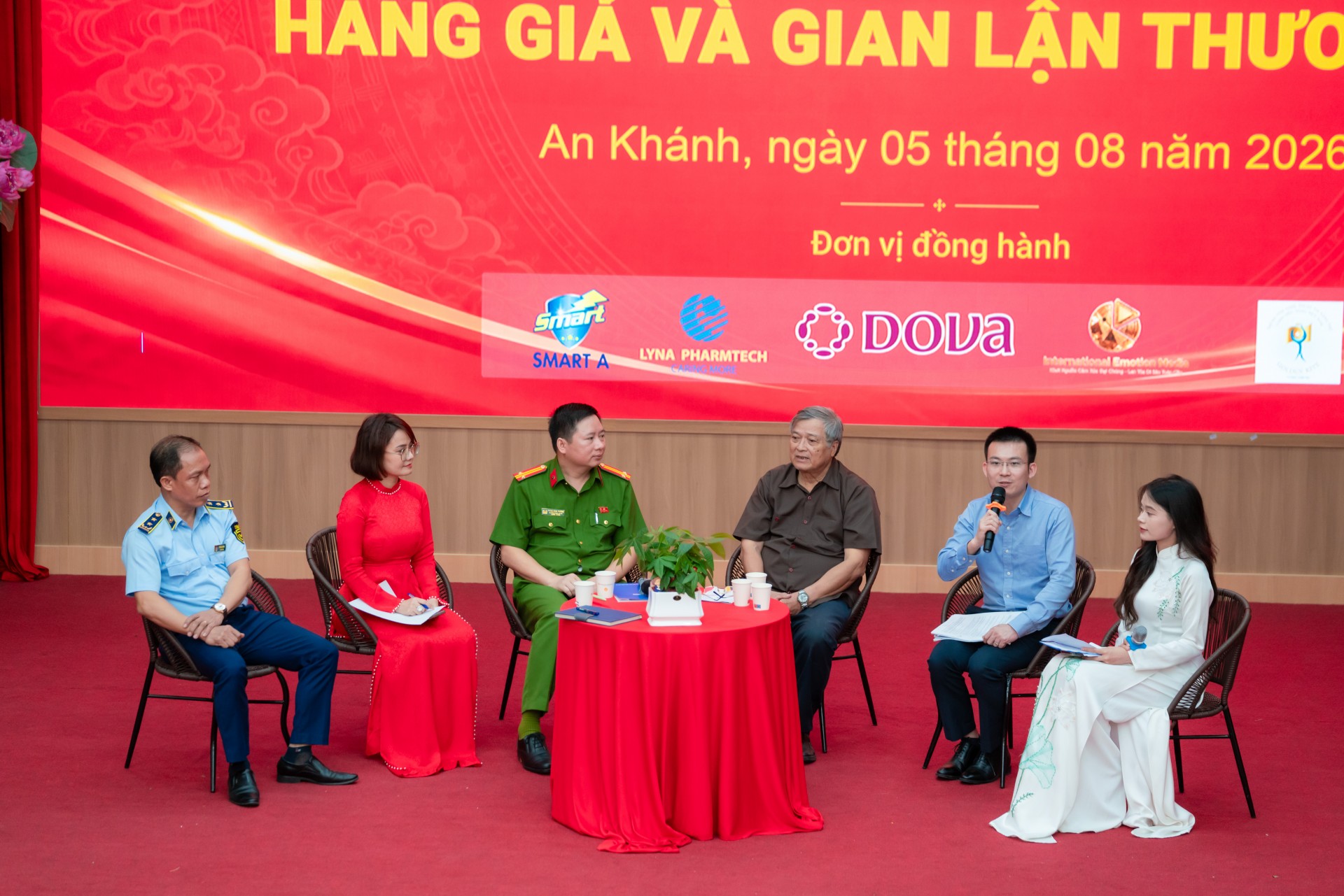 Pháp luật – Sức khỏe – Doanh nghiệp: Tìm giải pháp tăng cường chống hàng giả và gian lận thương mại Pháp luật – Sức khỏe – Doanh nghiệp: Tìm giải pháp tăng cường chống hàng giả và gian lận thương mại