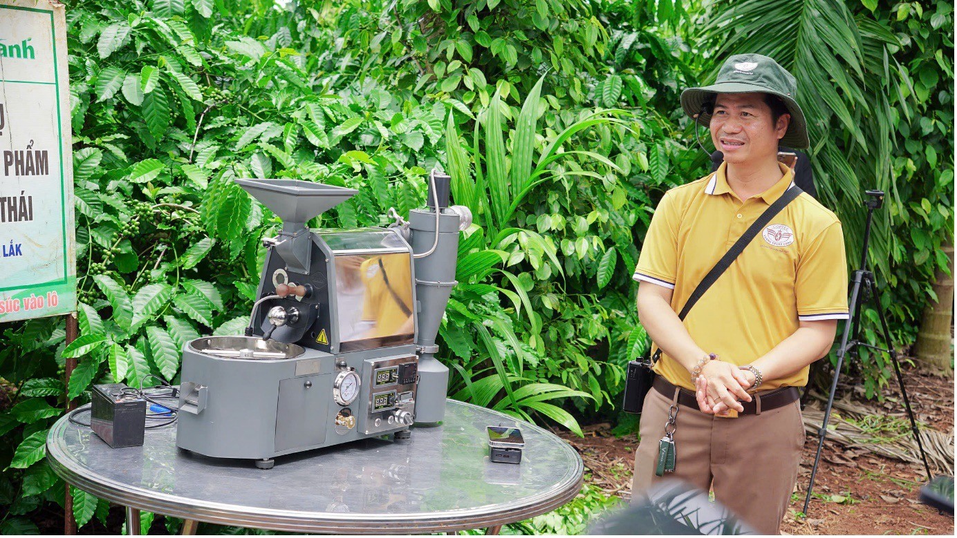 Vương Thành Công trình diễn rang Cà phê giữa vườn dự án lan toả giá trị học thật, làm thật Vương Thành Công trình diễn rang Cà phê giữa vườn dự án lan toả giá trị học thật, làm thật