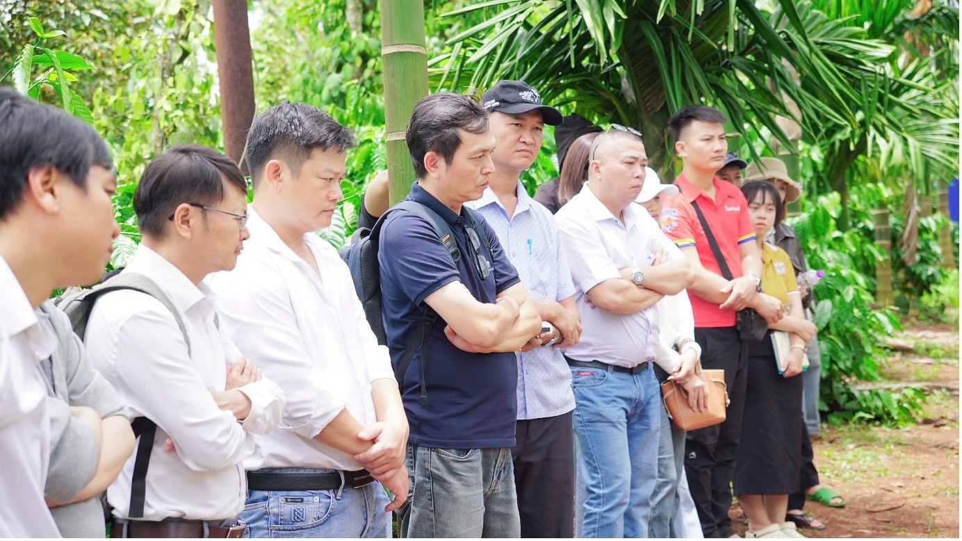 Vương Thành Công trình diễn rang Cà phê giữa vườn dự án lan toả giá trị học thật, làm thật Vương Thành Công trình diễn rang Cà phê giữa vườn dự án lan toả giá trị học thật, làm thật