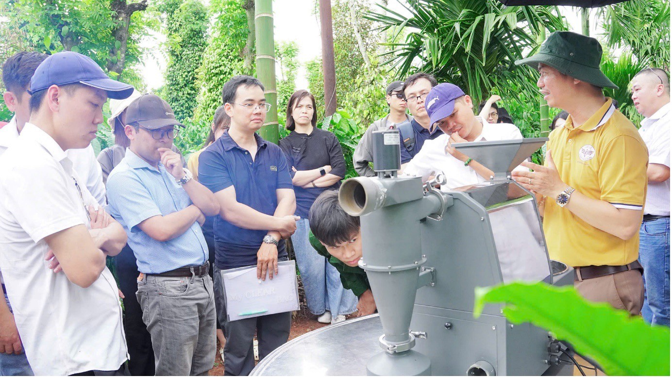 Vương Thành Công trình diễn rang Cà phê giữa vườn dự án lan toả giá trị học thật, làm thật Vương Thành Công trình diễn rang Cà phê giữa vườn dự án lan toả giá trị học thật, làm thật