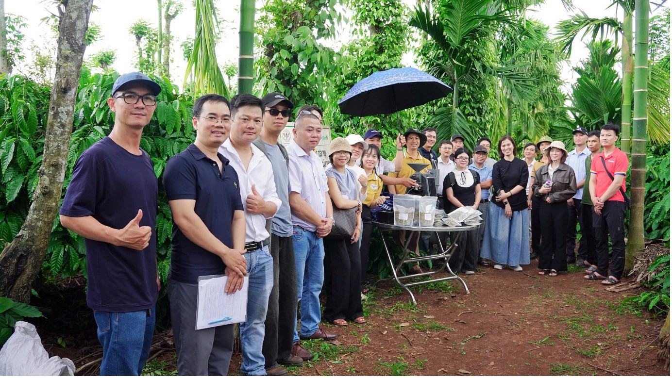 Vương Thành Công trình diễn rang Cà phê giữa vườn dự án lan toả giá trị học thật, làm thật Vương Thành Công trình diễn rang Cà phê giữa vườn dự án lan toả giá trị học thật, làm thật