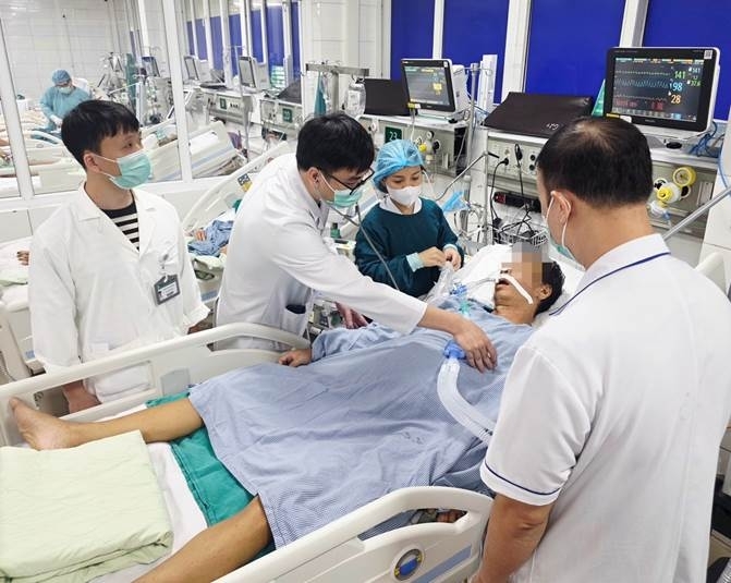 Người bệnh viêm gan giai đoạn nặng cần sự hỗ trợ của máy móc tại phòng ICU Người bệnh viêm gan giai đoạn nặng cần sự hỗ trợ của máy móc tại phòng ICU