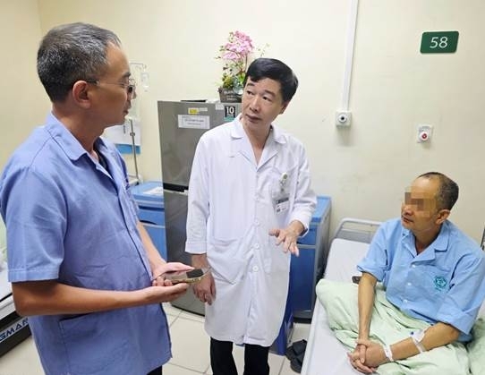 TS.BS Đỗ Văn Thành, Phó Viện trưởng Viện Y học nhiệt đới Bạch Mai tư vấn cho người bệnh viêm gan và thân nhân TS.BS Đỗ Văn Thành, Phó Viện trưởng Viện Y học nhiệt đới Bạch Mai tư vấn cho người bệnh viêm gan và thân nhân