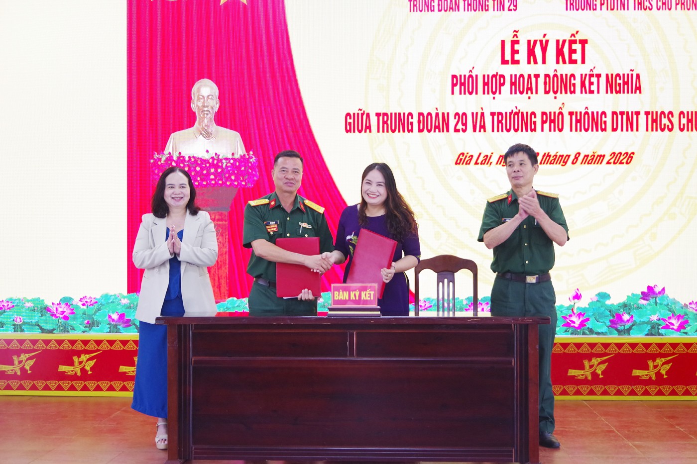 Gia Lai: Trung đoàn 29 ký kết phối hợp hoạt động kết nghĩa với Trường PTDTNT THCS Chư Prông Gia Lai: Trung đoàn 29 ký kết phối hợp hoạt động kết nghĩa với Trường PTDTNT THCS Chư Prông