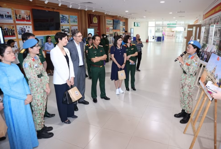 Tăng cường sẵn sàng bảo đảm y tế lấy con người làm trung tâm Tăng cường sẵn sàng bảo đảm y tế lấy con người làm trung tâm