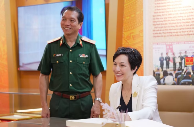 Tăng cường sẵn sàng bảo đảm y tế lấy con người làm trung tâm Tăng cường sẵn sàng bảo đảm y tế lấy con người làm trung tâm