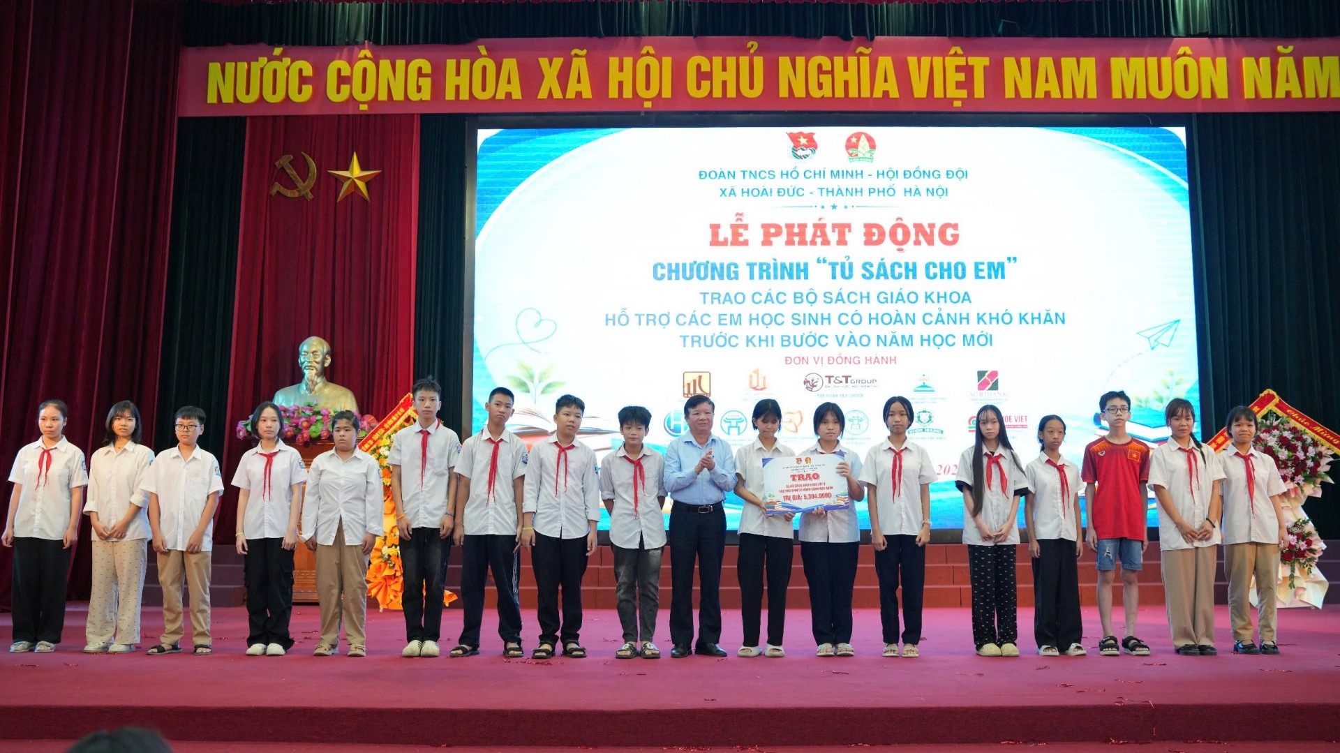 Lan tỏa tình yêu thương trước năm học mới: Lễ phát động chương trình Lan tỏa tình yêu thương trước năm học mới: Lễ phát động chương trình