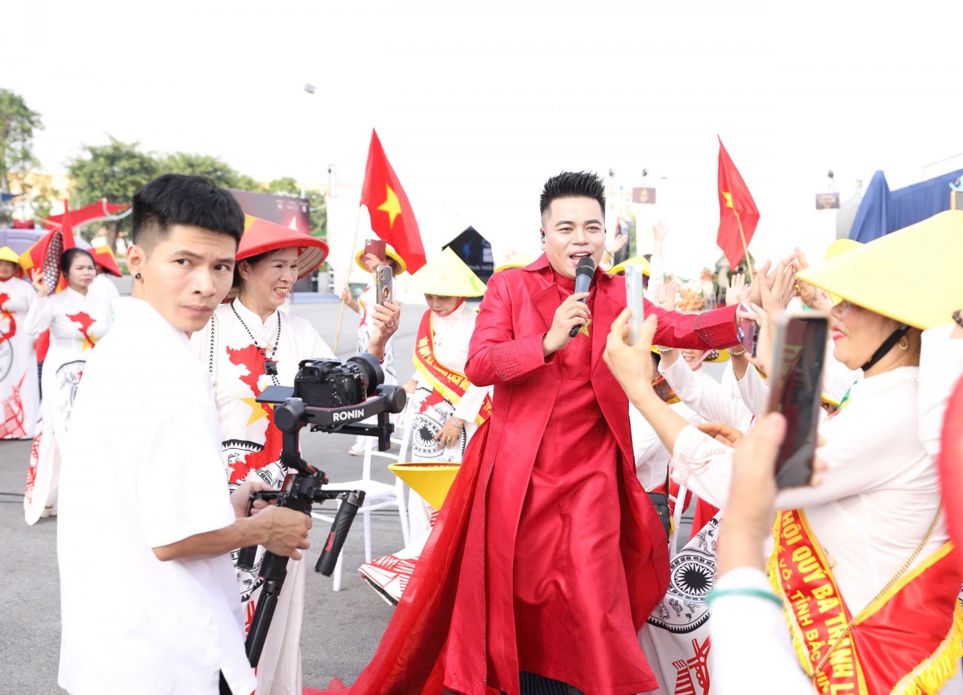 Hoành Tráng Và Xúc Động Chương Trình “Hồn Việt Hội Tụ”: Xác Lập 2 Kỷ Lục Quốc Gia Tại Trung Tâm Triển Lãm Quốc Gia Đông Anh Hoành Tráng Và Xúc Động Chương Trình “Hồn Việt Hội Tụ”: Xác Lập 2 Kỷ Lục Quốc Gia Tại Trung Tâm Triển Lãm Quốc Gia Đông Anh