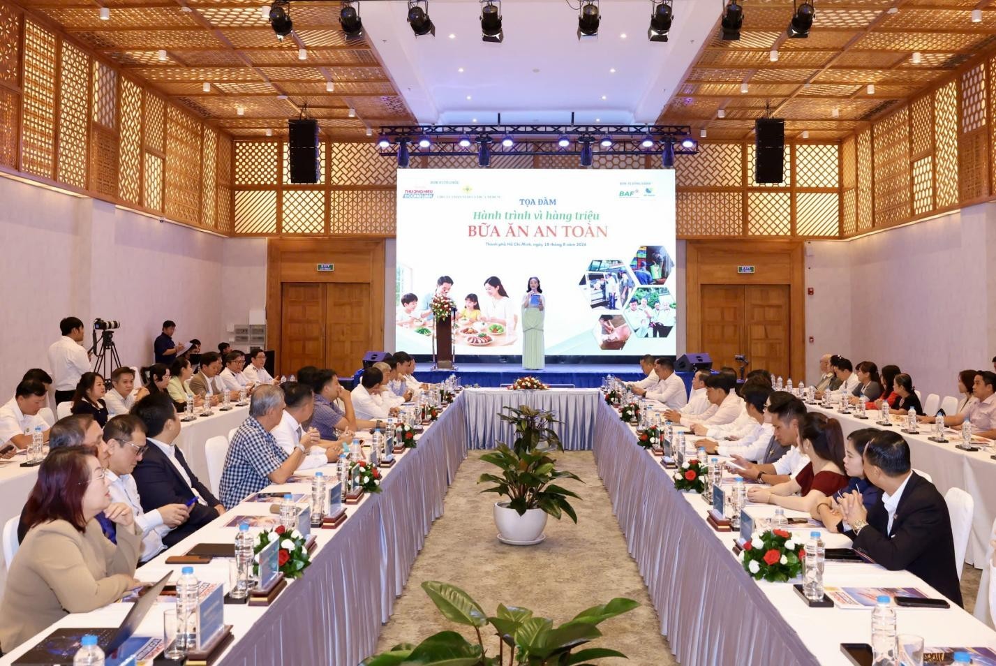 Tọa đàm “Hành trình vì hàng triệu bữa ăn an toàn”: Tăng cường kiểm soát chuỗi thực phẩm Tọa đàm “Hành trình vì hàng triệu bữa ăn an toàn”: Tăng cường kiểm soát chuỗi thực phẩm