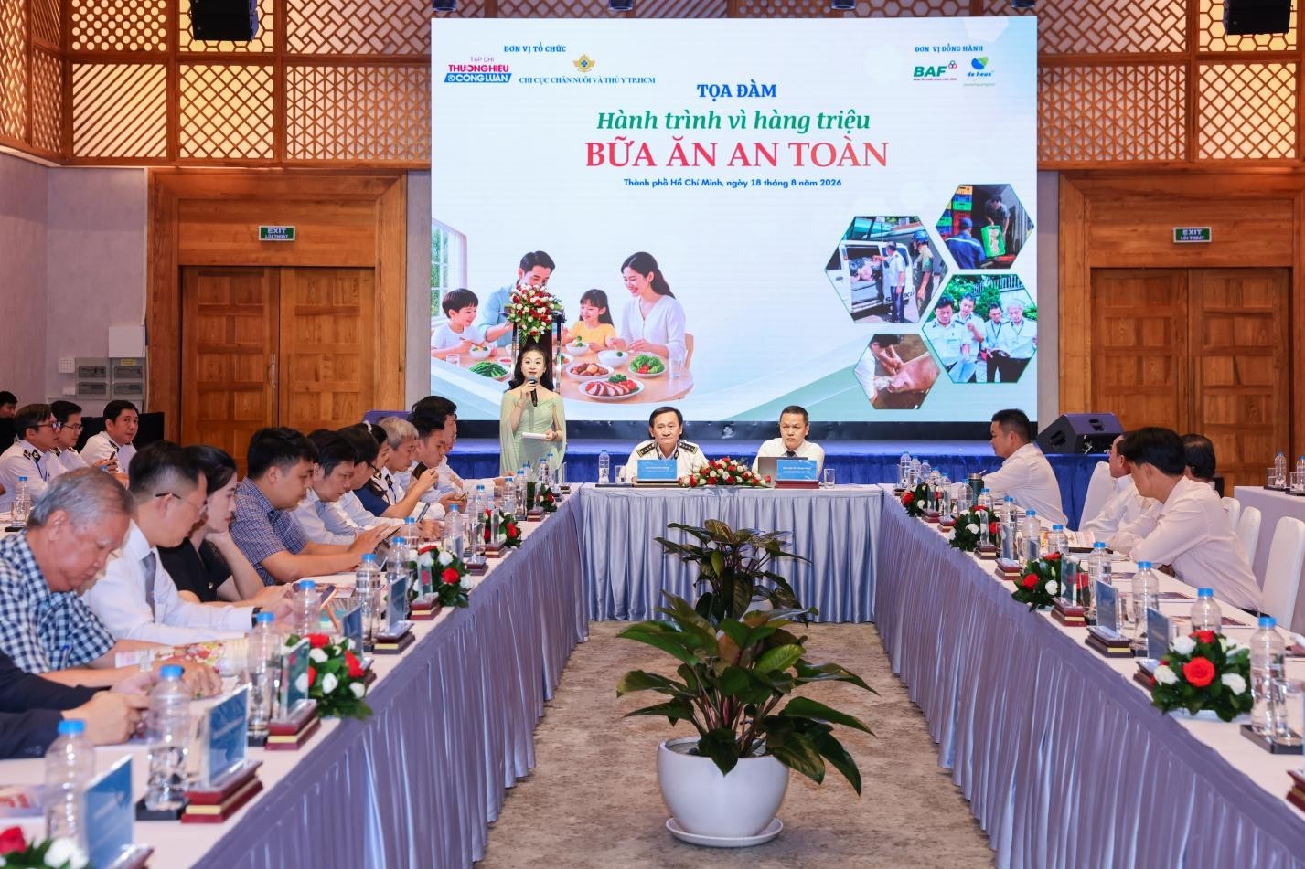 Tọa đàm “Hành trình vì hàng triệu bữa ăn an toàn”: Tăng cường kiểm soát chuỗi thực phẩm Tọa đàm “Hành trình vì hàng triệu bữa ăn an toàn”: Tăng cường kiểm soát chuỗi thực phẩm
