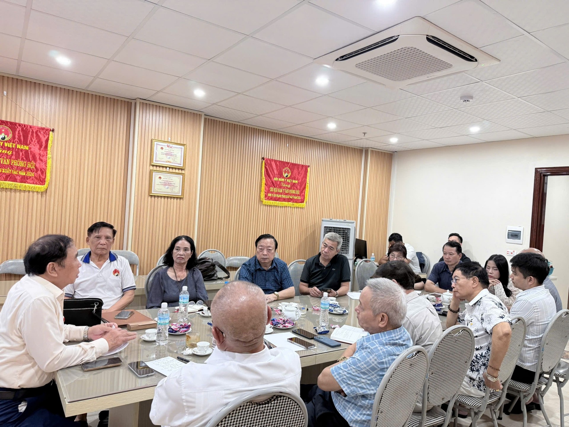 Hội nghị triển khai chương trình kỷ niệm 10 năm thành lập và Đại hội nhiệm kỳ III Hội Nam Y Việt Nam: Bước chuyển biến chiến lược trong giai đoạn mới Hội nghị triển khai chương trình kỷ niệm 10 năm thành lập và Đại hội nhiệm kỳ III Hội Nam Y Việt Nam: Bước chuyển biến chiến lược trong giai đoạn mới