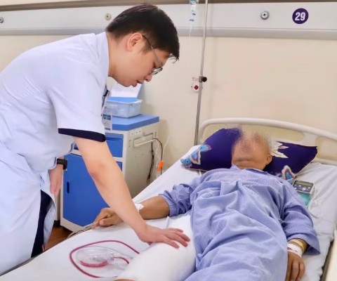 Phẫu thuật thay toàn bộ xương đùi, giữ lại chân cho bệnh nhân bị ung thư xương