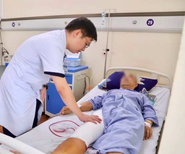 Phẫu thuật thay toàn bộ xương đùi, giữ lại chân cho bệnh nhân bị ung thư xương Phẫu thuật thay toàn bộ xương đùi, giữ lại chân cho bệnh nhân bị ung thư xương