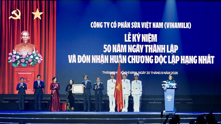 Vinamilk đón nhận Huân chương độc lập hạng nhất tại dấu mốc 50 năm Vinamilk đón nhận Huân chương độc lập hạng nhất tại dấu mốc 50 năm