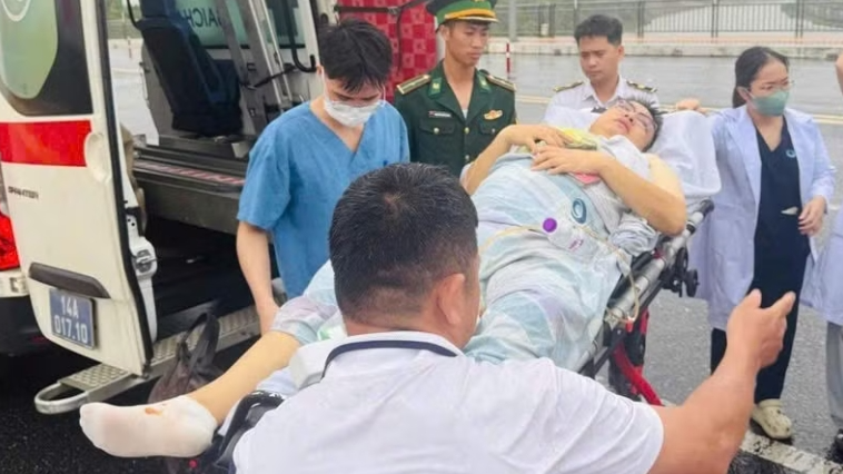 Liên tiếp mở luồng xanh cho xe cứu thương cấp cứu bệnh nhân vì mục đích nhân đạo Liên tiếp mở luồng xanh cho xe cứu thương cấp cứu bệnh nhân vì mục đích nhân đạo