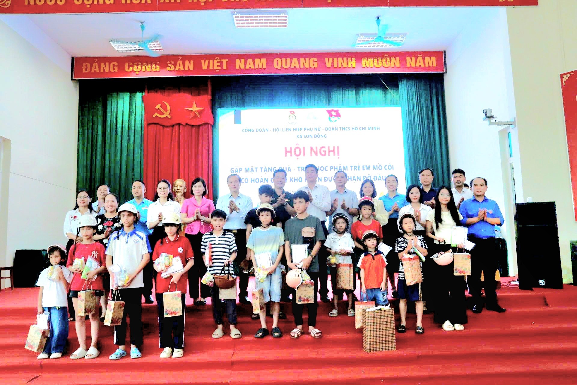 Hà Nội: Công đoàn xã Sơn Đồng cùng em đến trường Công đoàn xã Sơn Đồng cùng em đến trường