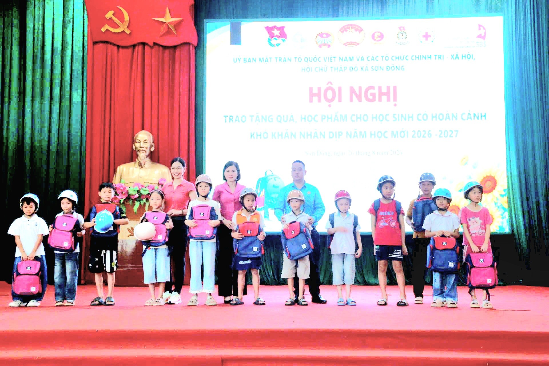 Hà Nội: Công đoàn xã Sơn Đồng cùng em đến trường Công đoàn xã Sơn Đồng cùng em đến trường
