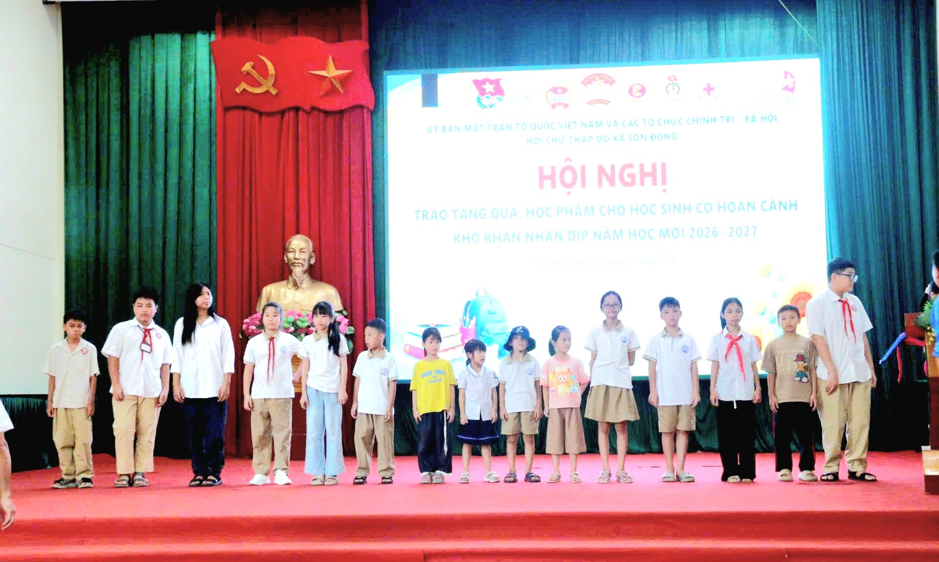 Hà Nội: Công đoàn xã Sơn Đồng cùng em đến trường Công đoàn xã Sơn Đồng cùng em đến trường