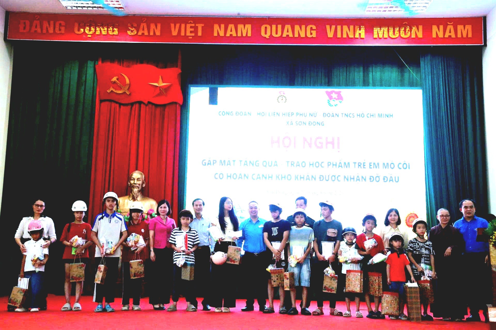 Hà Nội: Công đoàn xã Sơn Đồng cùng em đến trường Công đoàn xã Sơn Đồng cùng em đến trường