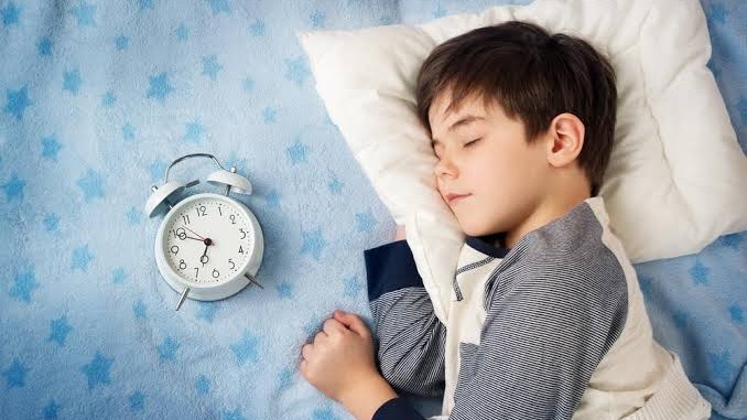 Ngủ trước 23h có giúp trẻ tăng chiều cao?