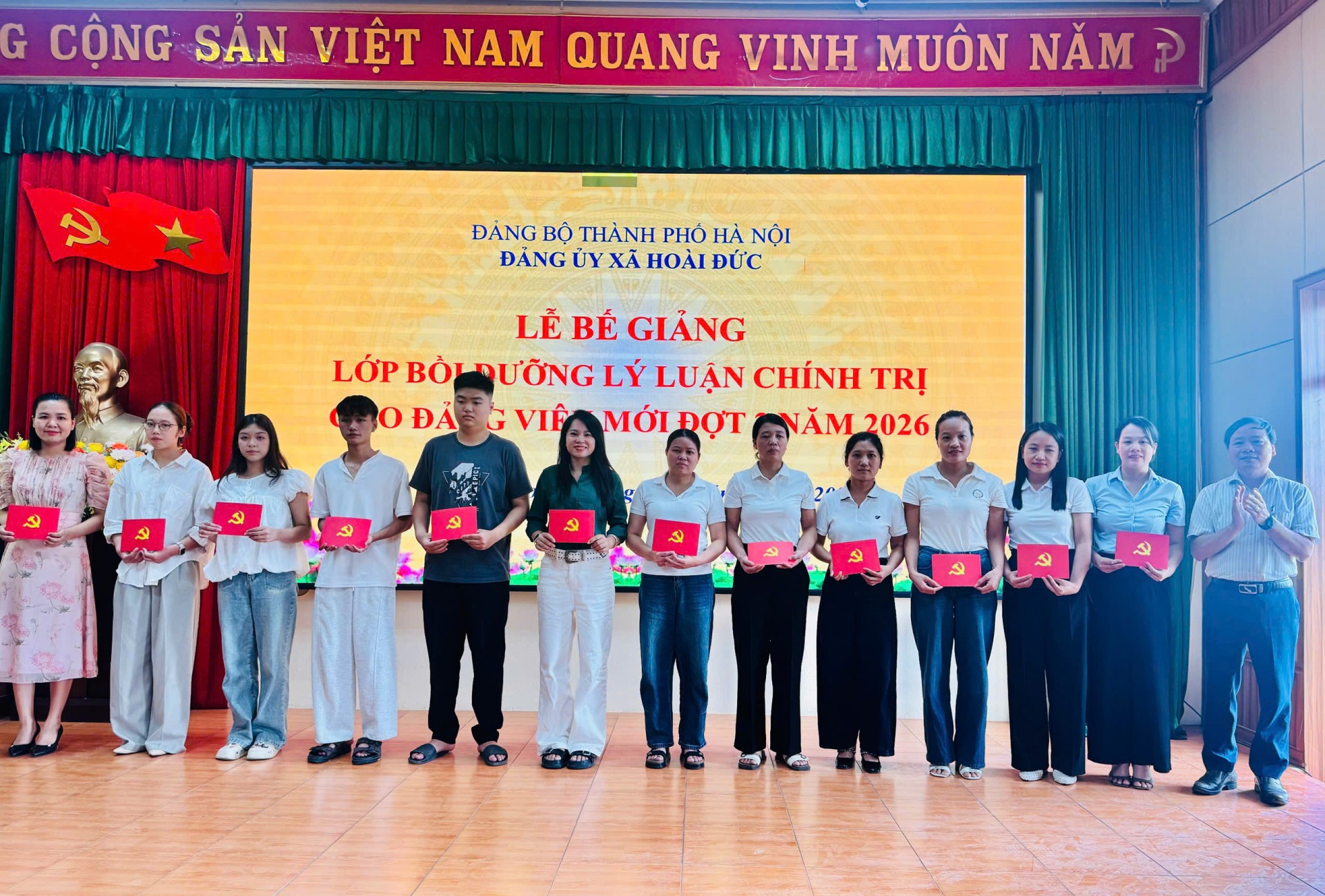 Đảng ủy xã Hoài Đức bế giảng Lớp bồi dưỡng lý luận chính trị dành cho Đảng viên mới đợt 2/2026
