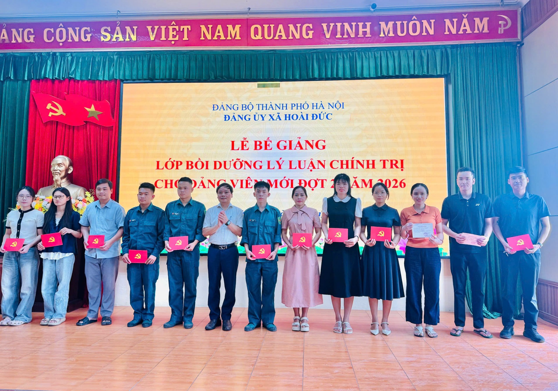 Đảng ủy xã Hoài Đức bế giảng Lớp bồi dưỡng lý luận chính trị dành cho Đảng viên mới đợt 2/2026