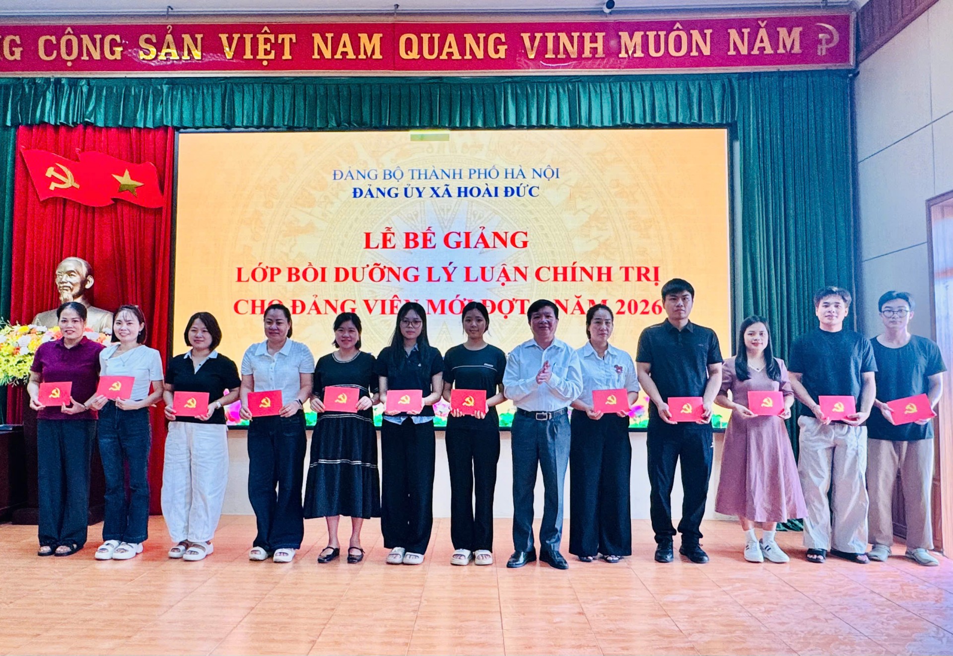 Đảng ủy xã Hoài Đức bế giảng Lớp bồi dưỡng lý luận chính trị dành cho Đảng viên mới đợt 2/2026