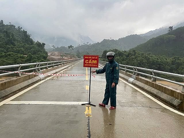 Quảng Trị: Chủ động sơ tán người dân trước diễn biến mưa lũ phức tạp Quảng Trị: Chủ động sơ tán người dân trước diễn biến mưa lũ phức tạp
