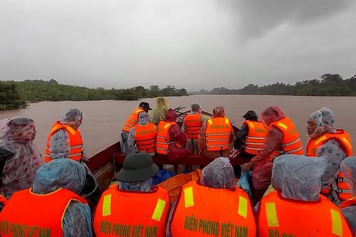 Quảng Trị: Chủ động sơ tán người dân trước diễn biến mưa lũ phức tạp Quảng Trị: Chủ động sơ tán người dân trước diễn biến mưa lũ phức tạp