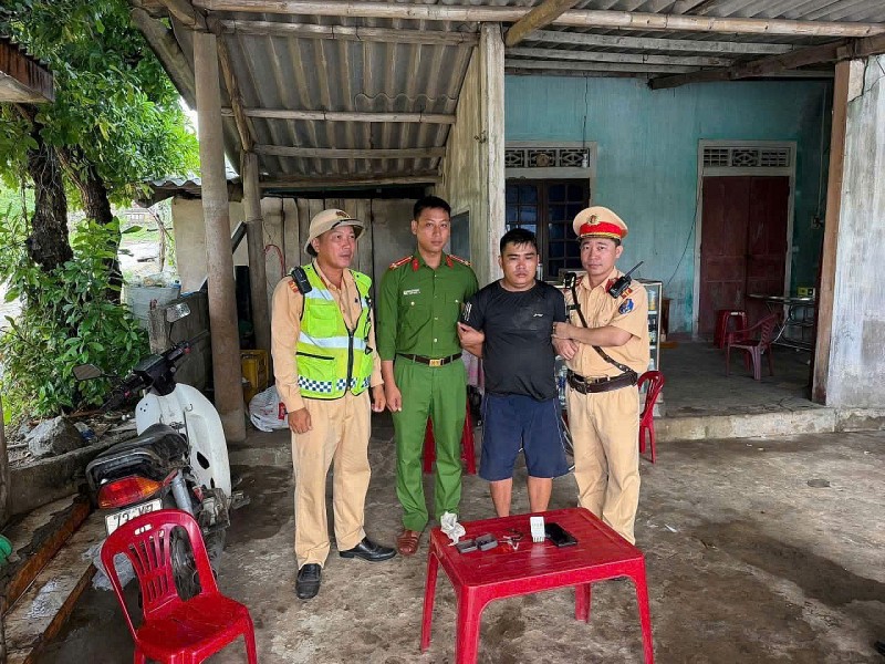 Quảng Trị: CSGT phát hiện lái xe dương tính với ma túy, nghi tàng trữ ma túy Quảng Trị: CSGT phát hiện lái xe dương tính với ma túy, nghi tàng trữ ma túy