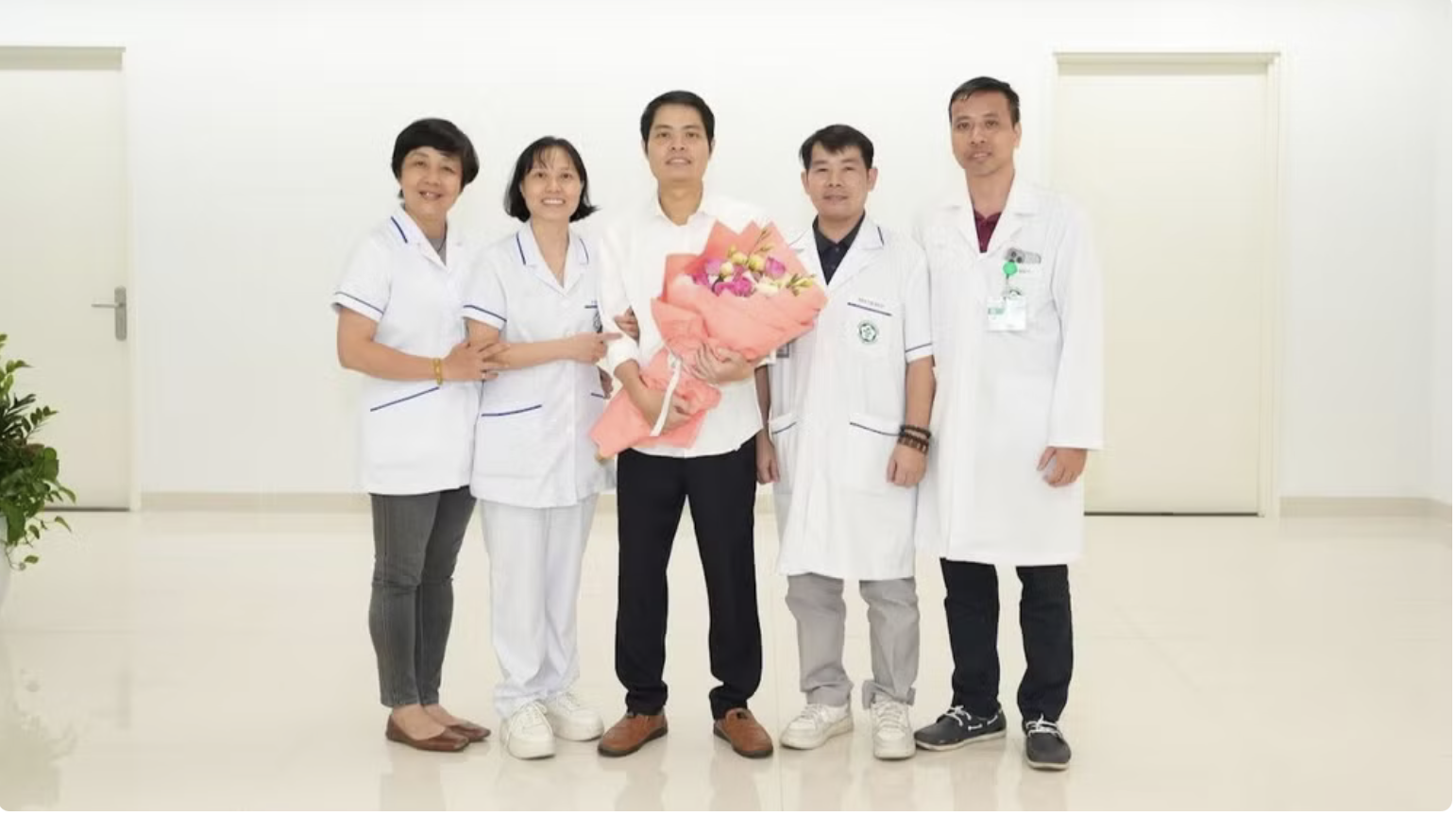 Tập thể kíp điều trị Viện Tim mạch chúc mừng anh Tuấn trong ngày được xuất viện về với gia đình. (Ảnh: BV cung cấp) Tập thể kíp điều trị Viện Tim mạch chúc mừng anh Tuấn trong ngày được xuất viện về với gia đình. (Ảnh: BV cung cấp)