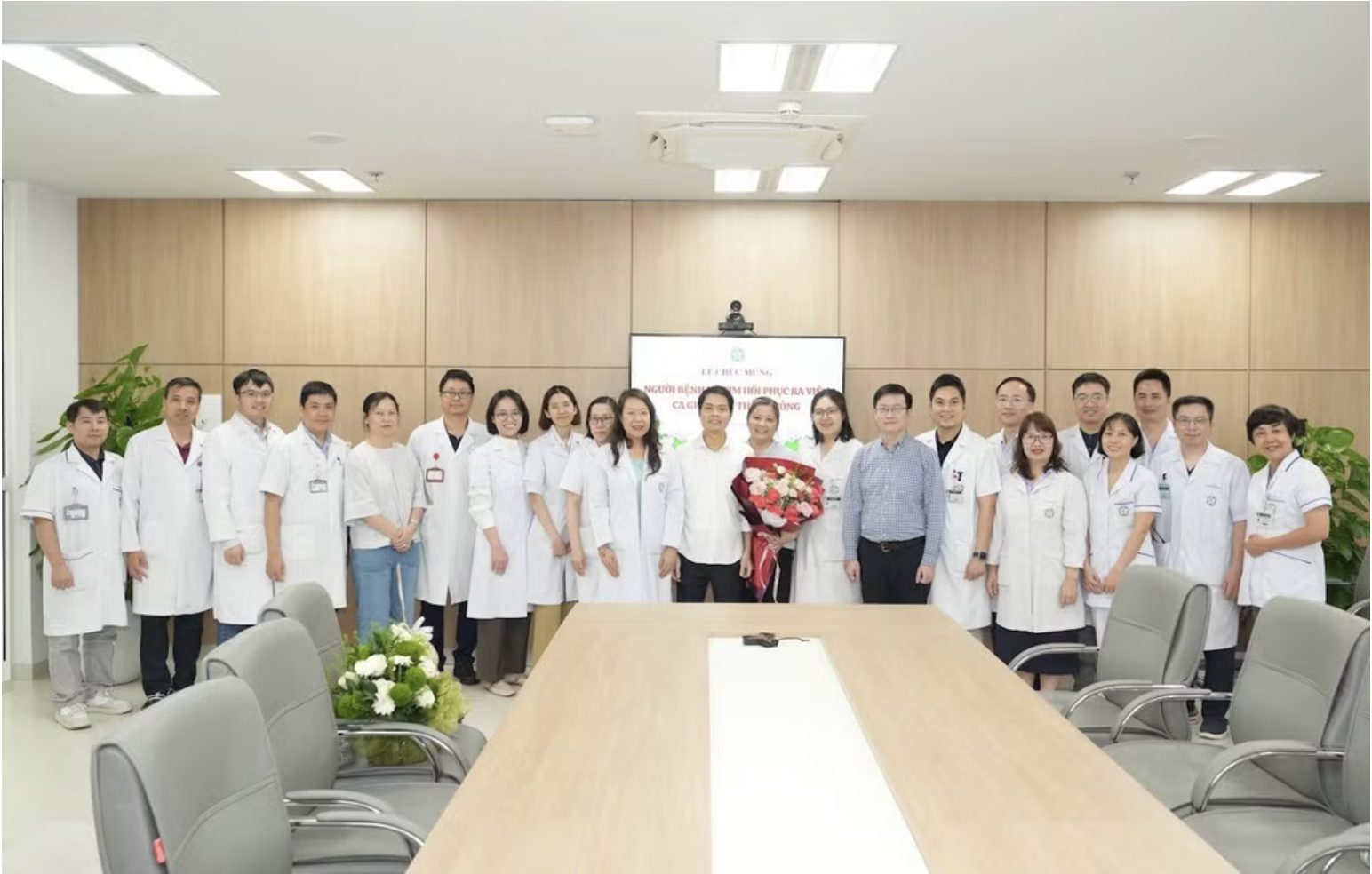 Tập thể kíp điều trị Viện Tim mạch chúc mừng anh Tuấn trong ngày được xuất viện về với gia đình. Tập thể kíp điều trị Viện Tim mạch chúc mừng anh Tuấn trong ngày được xuất viện về với gia đình.