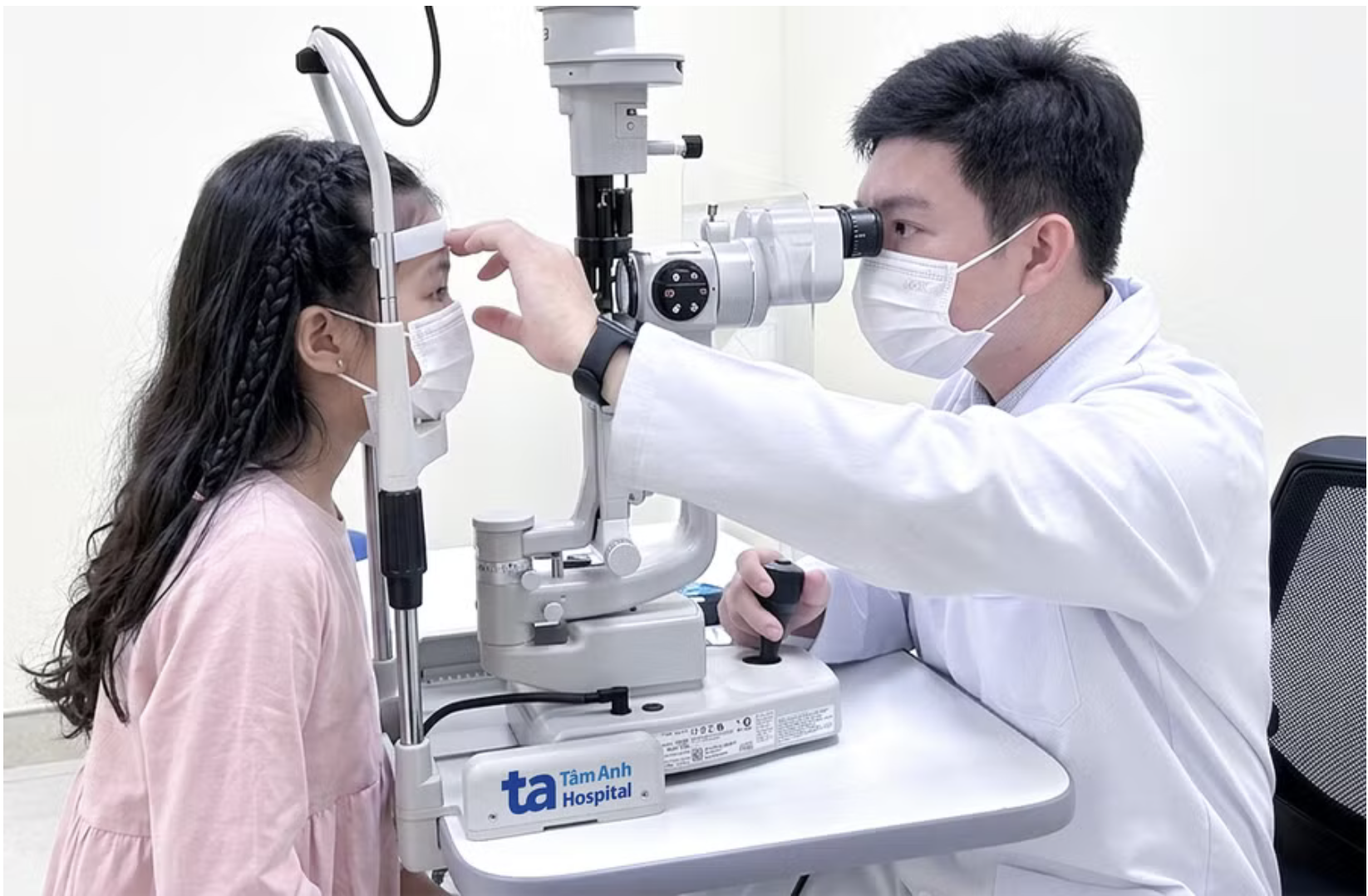 Bé gái khám mắt tại Bệnh viện Đa khoa Tâm Anh. Ảnh: BVCC. Bé gái khám mắt tại Bệnh viện Đa khoa Tâm Anh. Ảnh: BVCC.