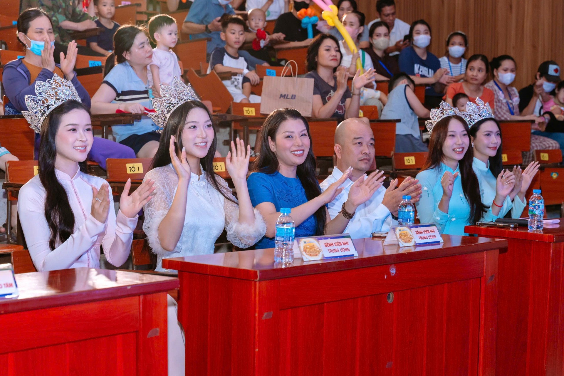 Rộn Ràng Và Ấm Áp Chương Trình Nghệ Thuật Thiện Nguyện “Khúc Ca Blouse Trắng – Trung Thu Yêu Thương 2026” Tại Bệnh Viện Nhi Trung Ương Rộn Ràng Và Ấm Áp Chương Trình Nghệ Thuật Thiện Nguyện “Khúc Ca Blouse Trắng – Trung Thu Yêu Thương 2026” Tại Bệnh Viện Nhi Trung Ương
