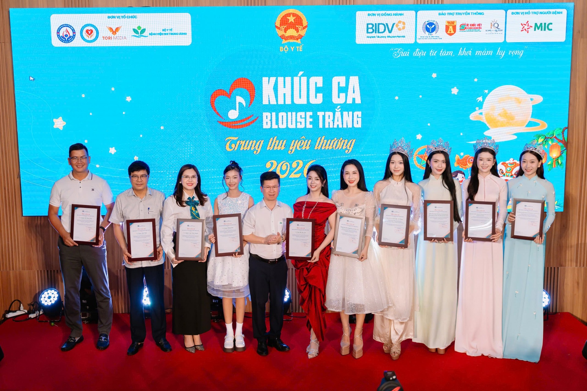 Rộn Ràng Và Ấm Áp Chương Trình Nghệ Thuật Thiện Nguyện “Khúc Ca Blouse Trắng – Trung Thu Yêu Thương 2026” Tại Bệnh Viện Nhi Trung Ương Rộn Ràng Và Ấm Áp Chương Trình Nghệ Thuật Thiện Nguyện “Khúc Ca Blouse Trắng – Trung Thu Yêu Thương 2026” Tại Bệnh Viện Nhi Trung Ương
