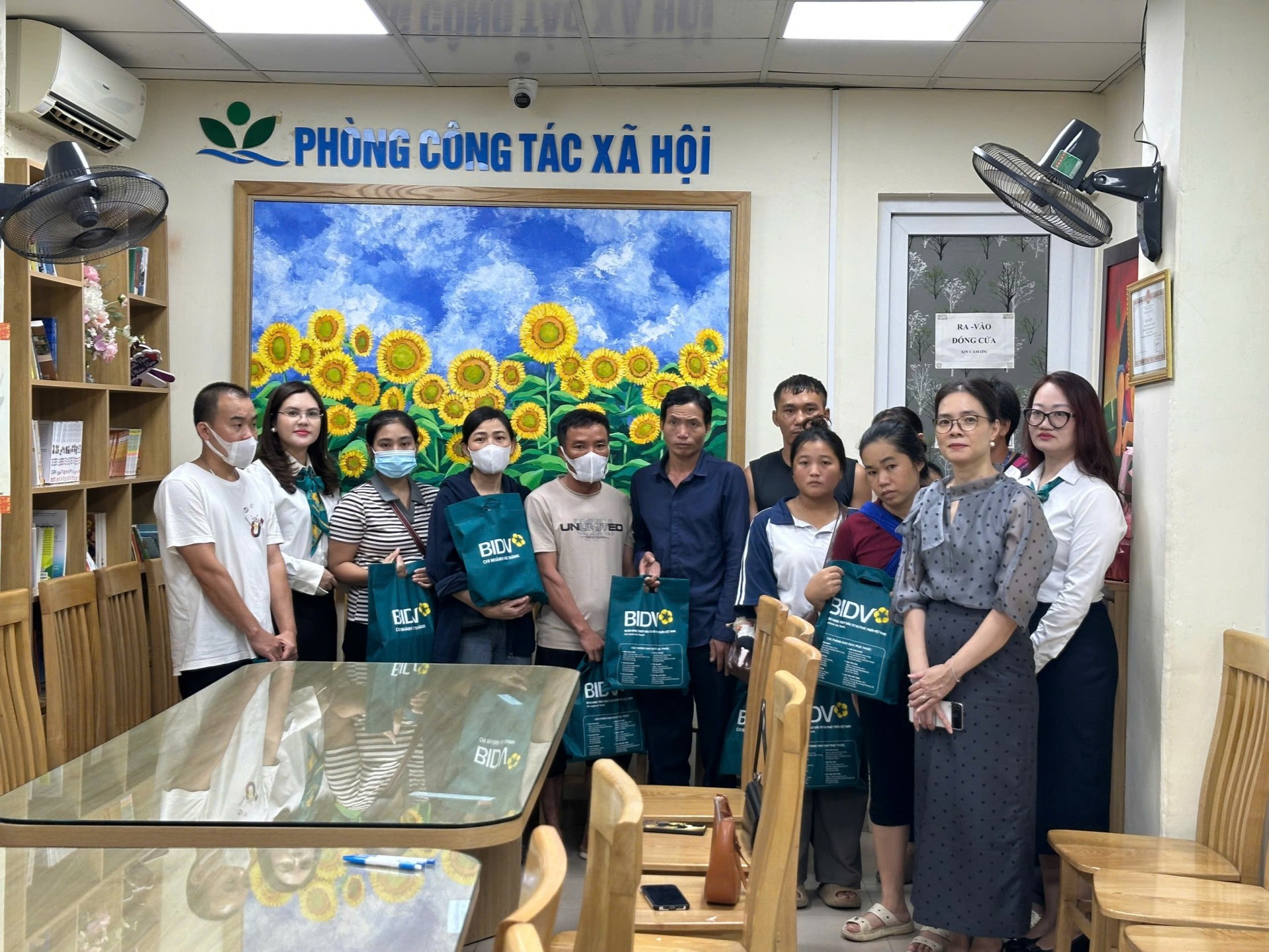 Rộn Ràng Và Ấm Áp Chương Trình Nghệ Thuật Thiện Nguyện “Khúc Ca Blouse Trắng – Trung Thu Yêu Thương 2026” Tại Bệnh Viện Nhi Trung Ương Rộn Ràng Và Ấm Áp Chương Trình Nghệ Thuật Thiện Nguyện “Khúc Ca Blouse Trắng – Trung Thu Yêu Thương 2026” Tại Bệnh Viện Nhi Trung Ương