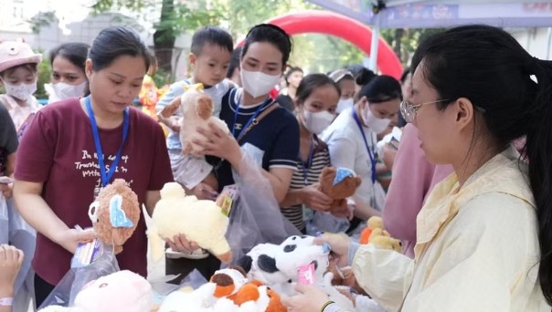 Hơn 2.300 phần quà dành tặng bệnh nhi tại Bệnh viện Nhi Trung ương