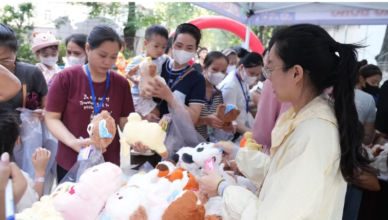 Hơn 2.300 phần quà dành tặng bệnh nhi tại Bệnh viện Nhi Trung ương Hơn 2.300 phần quà dành tặng bệnh nhi tại Bệnh viện Nhi Trung ương