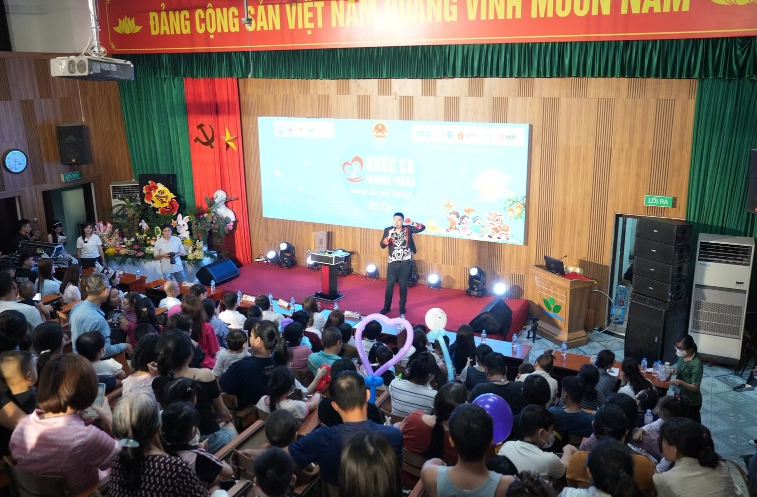 Hơn 2.300 phần quà dành tặng bệnh nhi tại Bệnh viện Nhi Trung ương Hơn 2.300 phần quà dành tặng bệnh nhi tại Bệnh viện Nhi Trung ương
